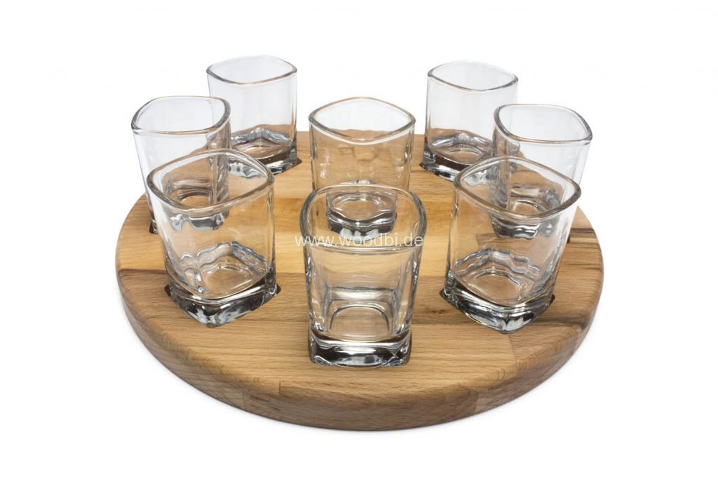 Das Schnapsbrett ist mit 8 hochwertigen, quadratischen Gläsern ausgestattet | Durch die Silikonfüschen wird ein sicherer Halt gewährleistet Schnappsleiste mit 8 Gläsern